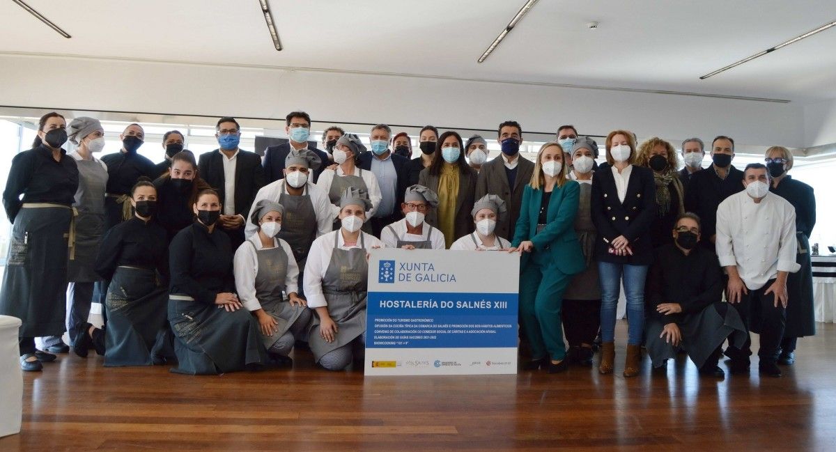Representantes institucionais e alumnado do Obradoiro de Hostalería do Salnés