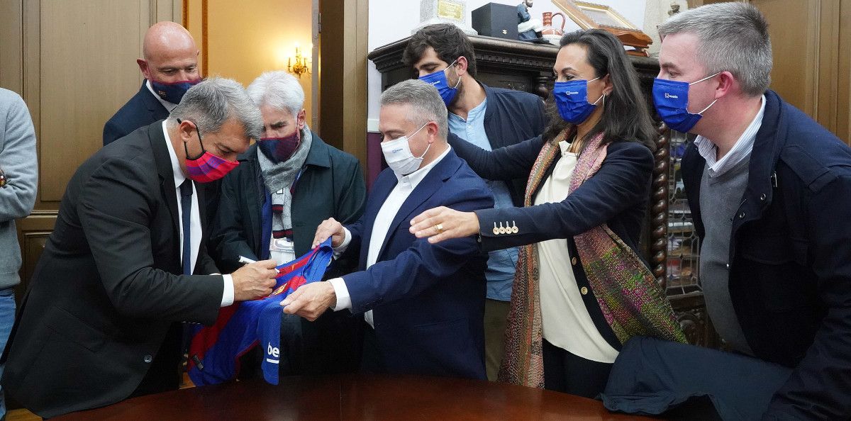 El presidente del FC Barcelona, Joan Laporta, visita Marín para reunirse con peñistas