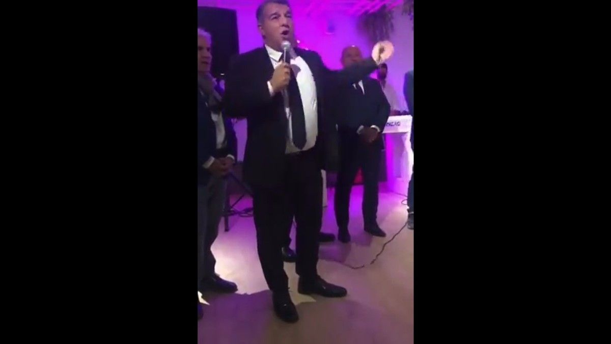 Joan Laporta cantando la Rianxeira en un encuentro con las peñas del Barcelona en Aguete