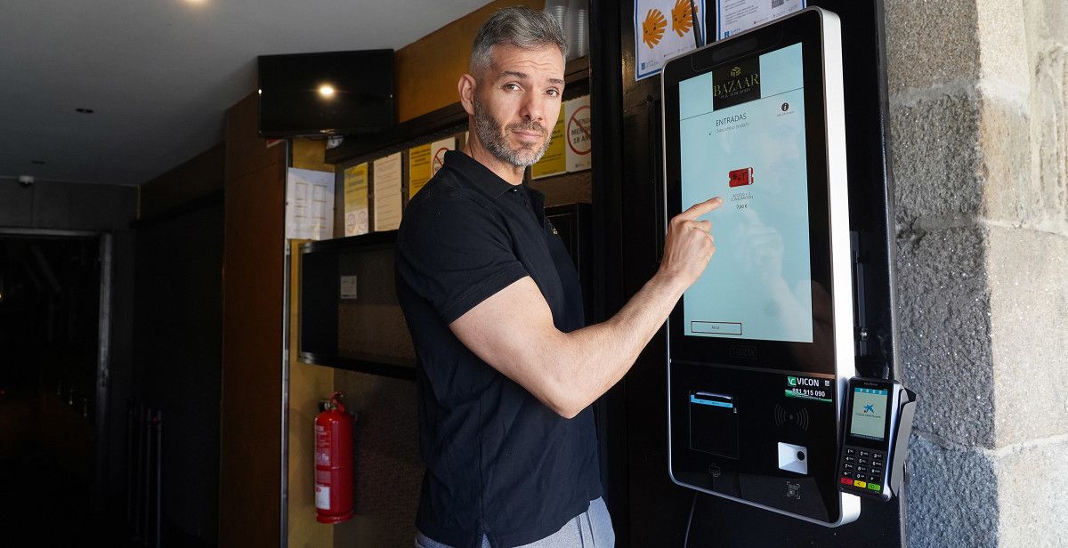 Iván Parada, gerente del Bazaar, presenta el nuevo sistema de pago solo con tarjeta de su pub