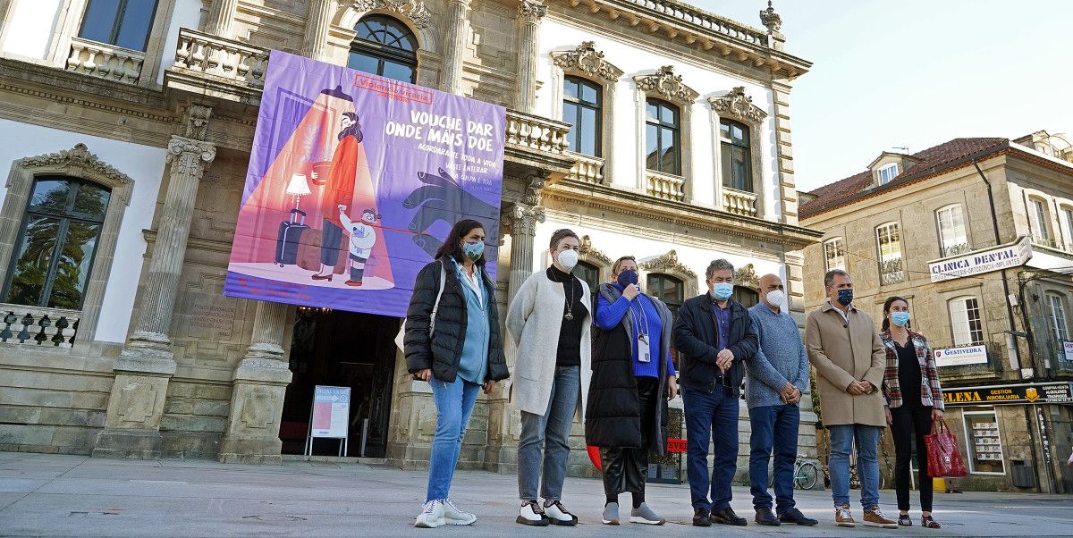 Despliegue de la pancarta por el 25N en Pontevedra