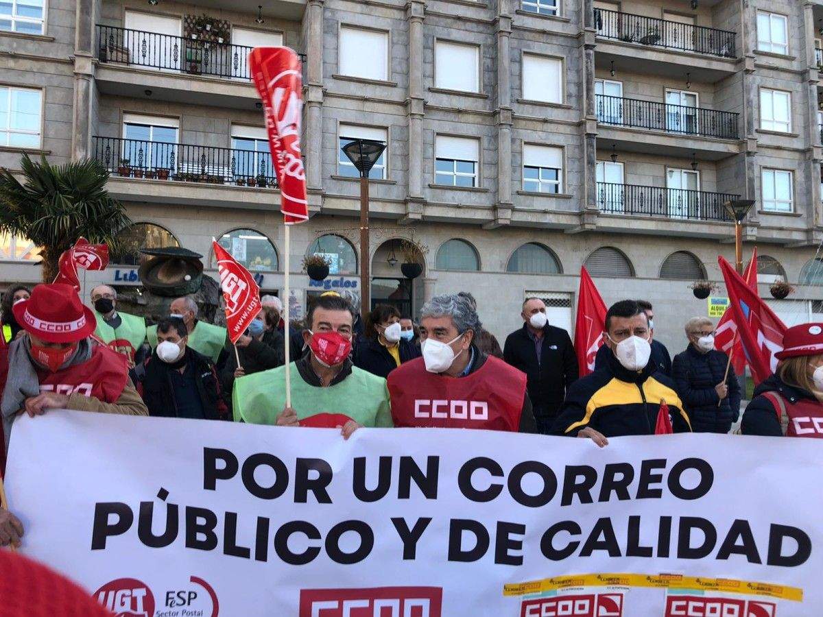Protesta de CCOO-UGT en Arcade contra os recortes en Correos