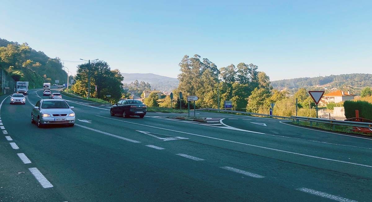 Cruce de la N-550 con la estrada hacia Curro, en Barro