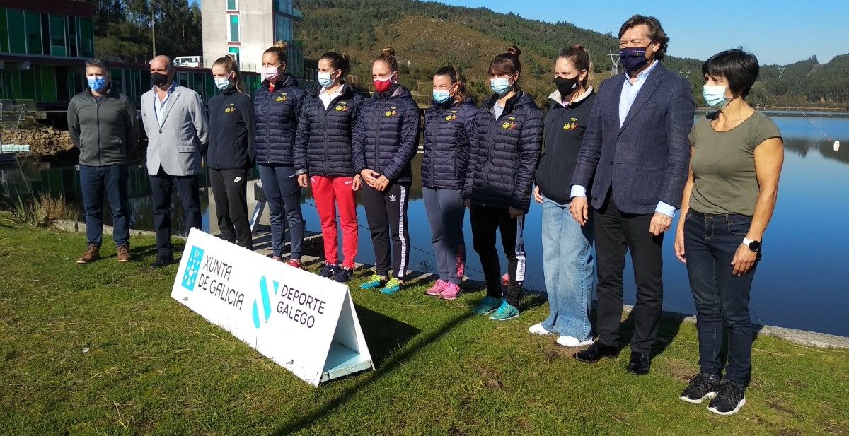 Presentación del equipo nacional de kayak femenino tras su cambio de sede a Pontevedra