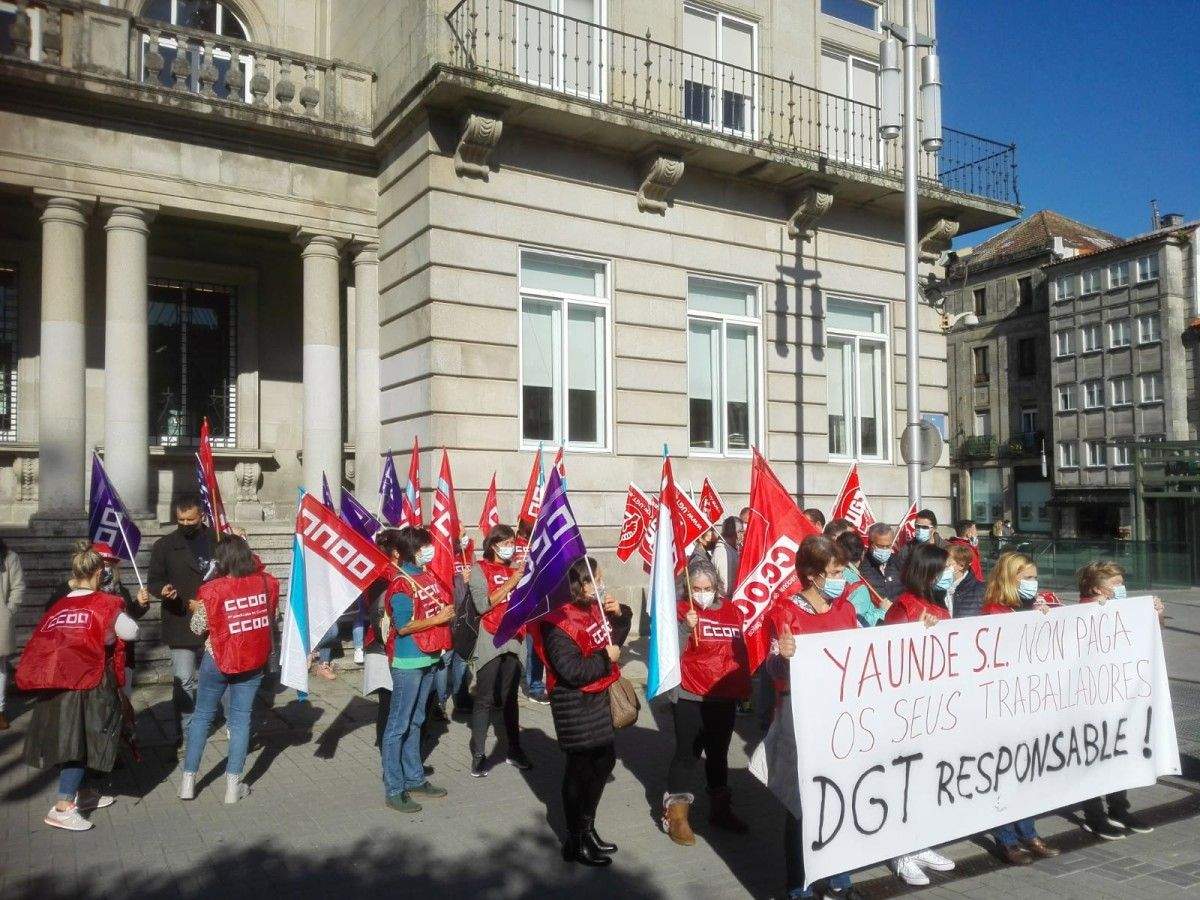 Protesta por los impagos de Yaunde, concesionaria de la limpieza en las oficinas de Tráfico de la Guardia Civil