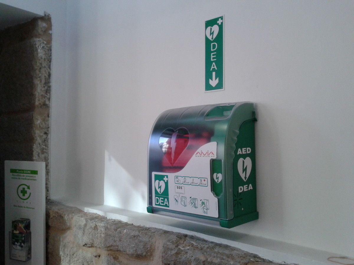 Desfibrilador disponible na farmacia sita na Praza de Curros Enríquez, 9