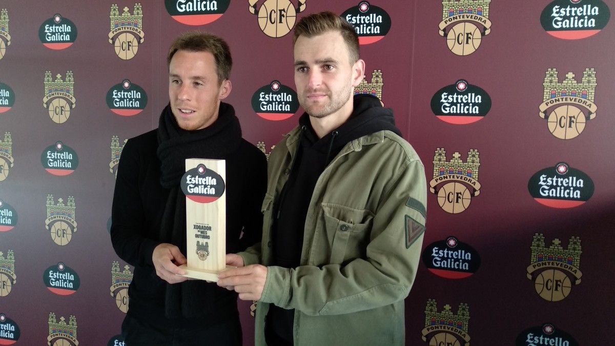 Yelko Pino y Álex González reciben el Premio Estrella Galicia al mejor jugador del Pontevedra CF en el mes de octubre