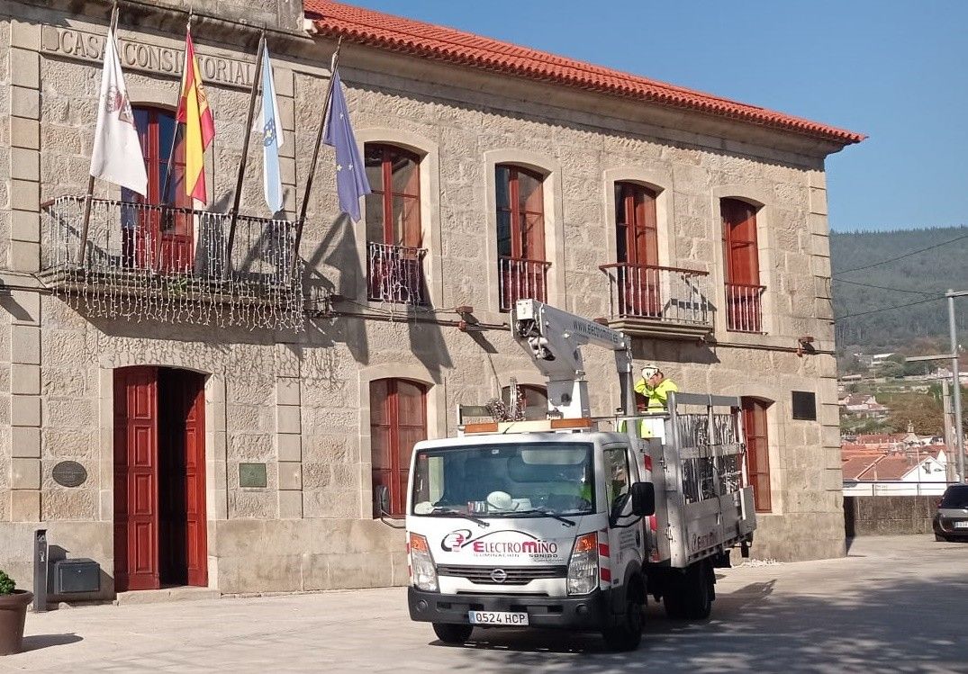 Instalación del alumbrado de Navidad en Poio