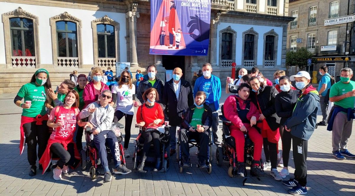 Participantes en la actividad de Asampo con el concejal de Deportes, Tino Fernández
