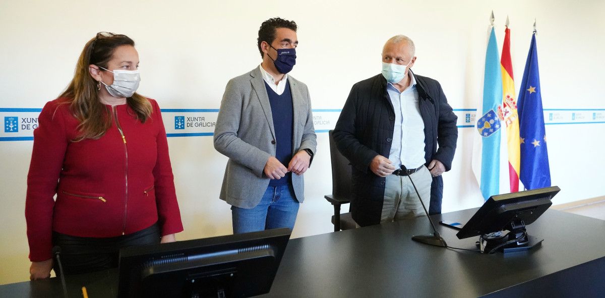 Luís López y el gerente del área sanitaria coordinan la organización de la campaña de vacunación en el edificio de la Xunta
