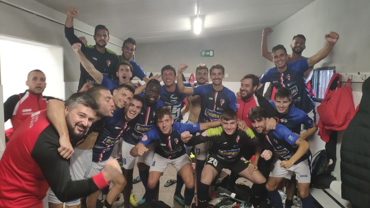 La plantilla del Arosa celebra el triunfo en el campo del Ceares