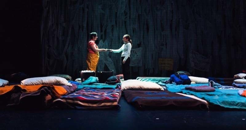 Escena de la obra "N.E.V.E.R.M.O.R.E."