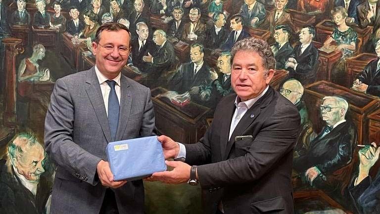 Miguel Anxo Fernández Lores con Hermano Sanches Ruivo, teniente de alcalde en París