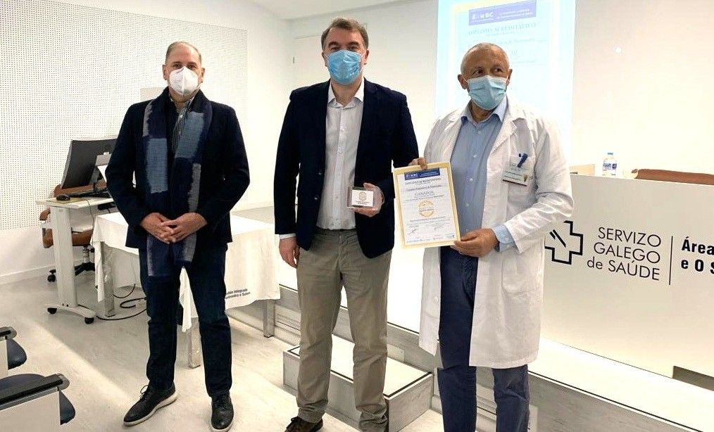 Carlos Sánchez Montes, paciente curado de hepatitis C; Juan Turnes, jefe de servicio del Aparato Digestivo del CHUP; y José Ramón Gómez, gerente del área sanitaria de Pontevedra y O Salnés