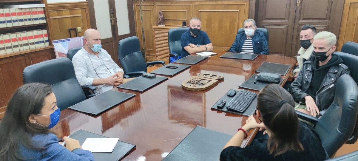 Reunión de la alcaldesa de Marín, María Ramallo, y la concejala Marián Sanmartín con representantes de varios establecimientos ubicados en la zona del Vial de Playas