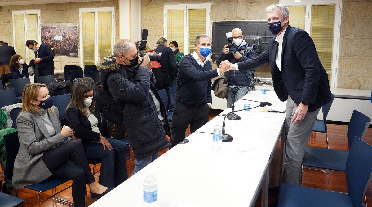 Saludo entre Rafa Domínguez y Alfonso Rueda en el Comité ejecutivo provincial del Partido Popular