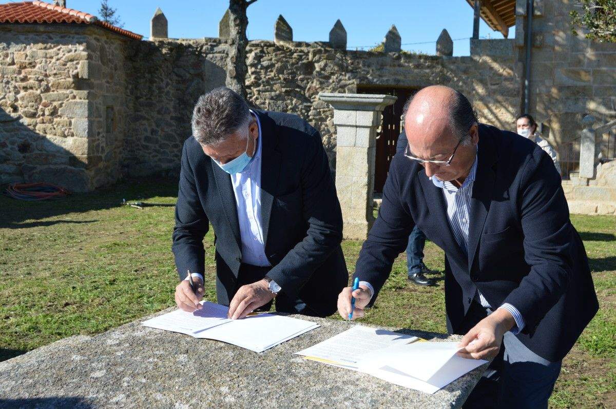 Telmo Martín e Alfonso Martínez rubricaron o acuerdo no Pazo de Quintáns