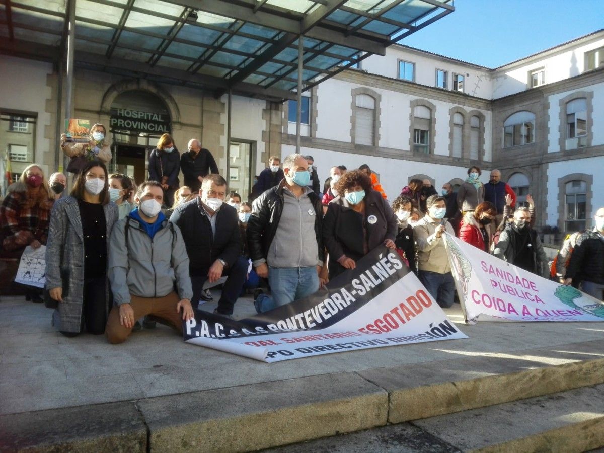 Concentración de protesta no Hospital Provincial do persoal dos PAC