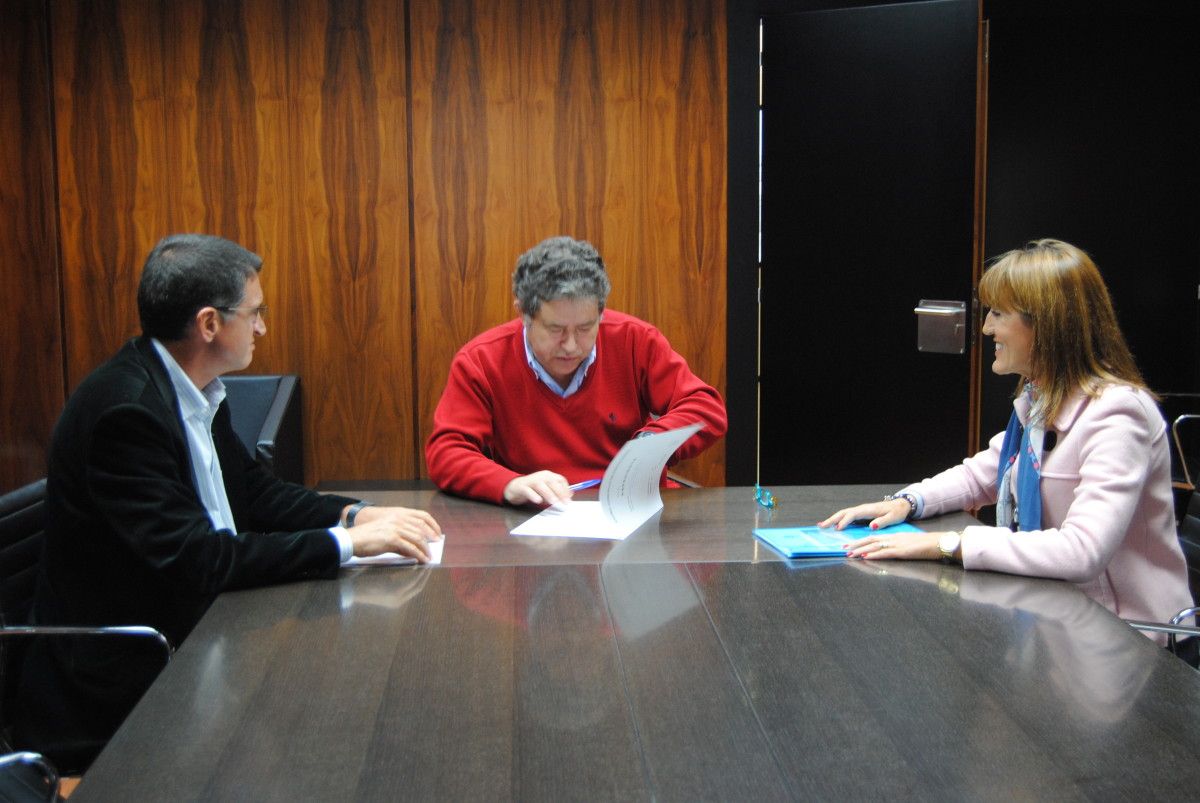 Miguel Anxo Fernández Lores con Pedro Revilla y Elena Cartea, director y vicedirectora de la Misión Biológica