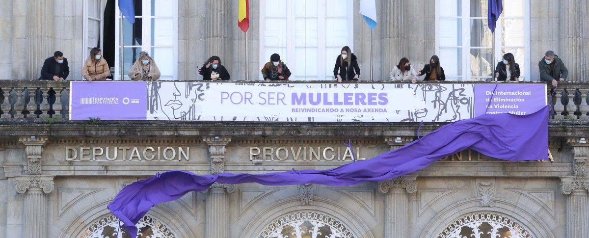 Pancarta no balcón da Deputación