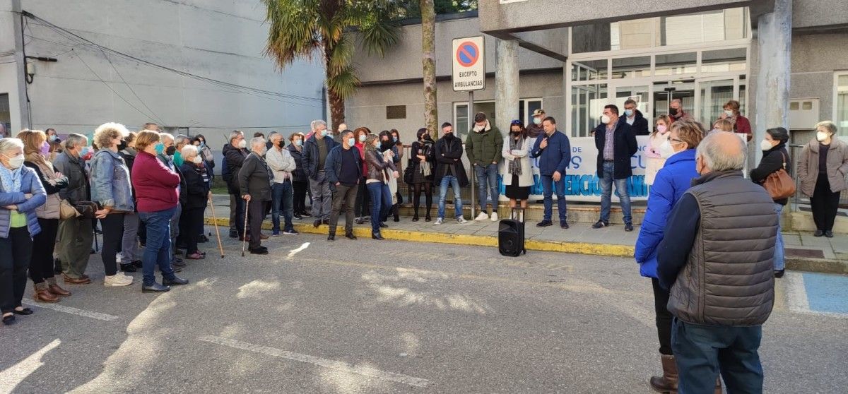 Concentración de protesta da veciñanza de Cuntis diante do Centro de Saúde