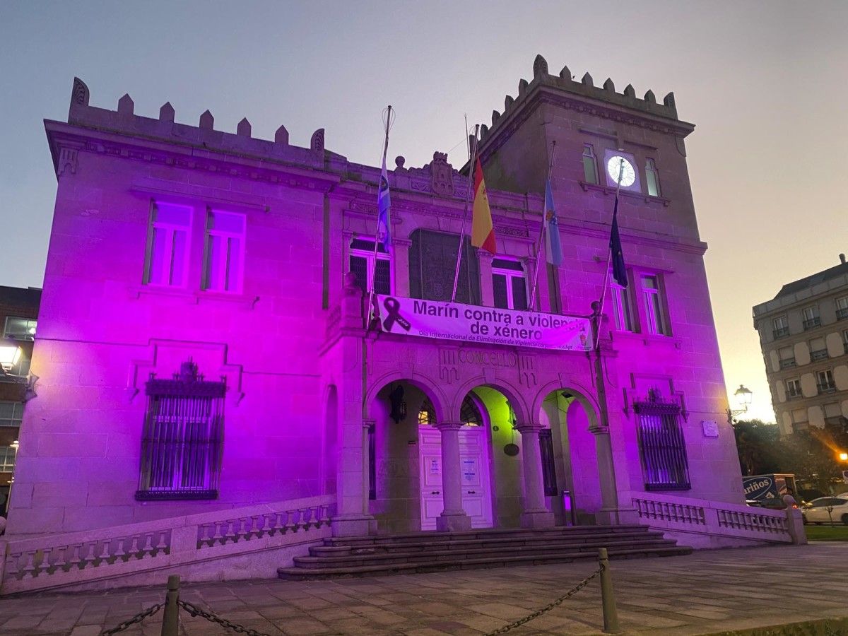 Edificio do Concello de Marín coa pancarta do 25N