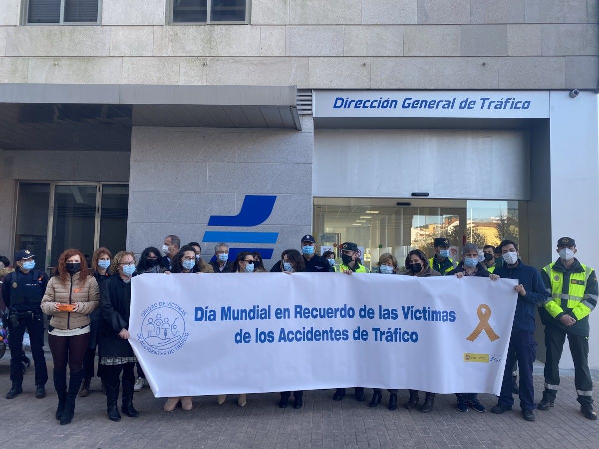 Minuto de silencio ante a Xefatura Provincial de Tráfico en Pontevedra