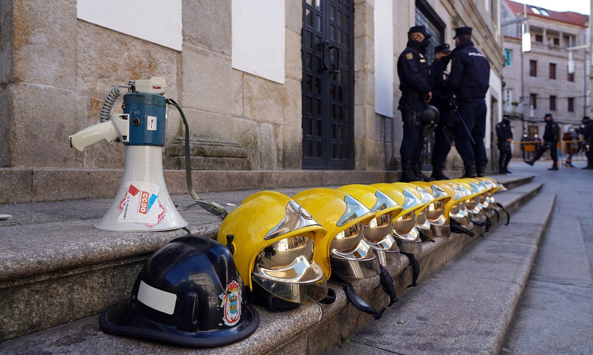 Protestas de bombeiros e funcionarios municipais ante o pleno