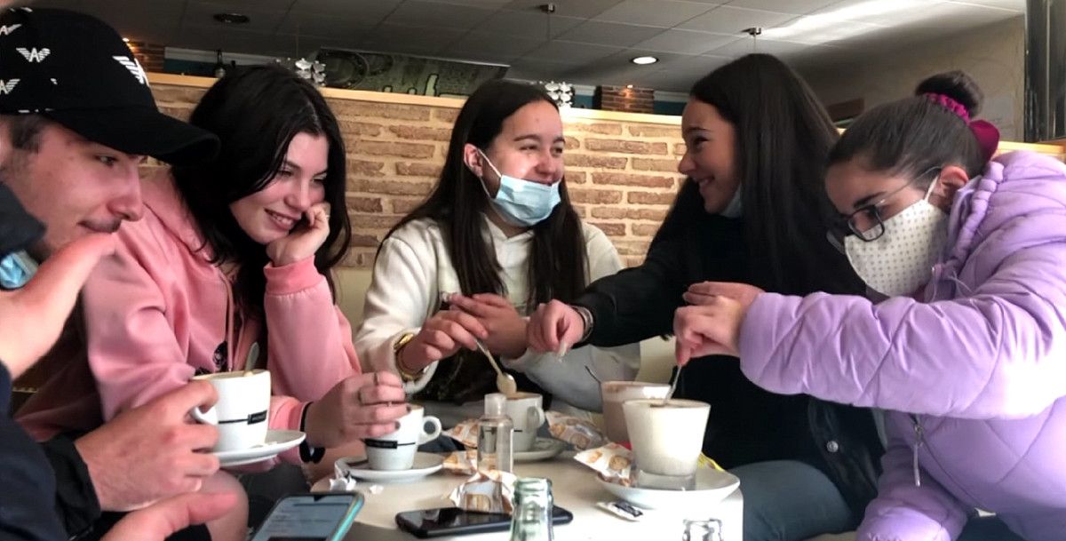 Protagonistas do vídeo do IES de Vilalonga, gañador do premio do certame da Xunta sobre o 25N