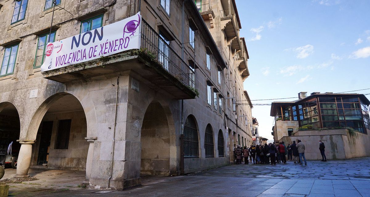 Acto de UGT y CCOO por el 25N ante el edificio sindical de Pontevedra