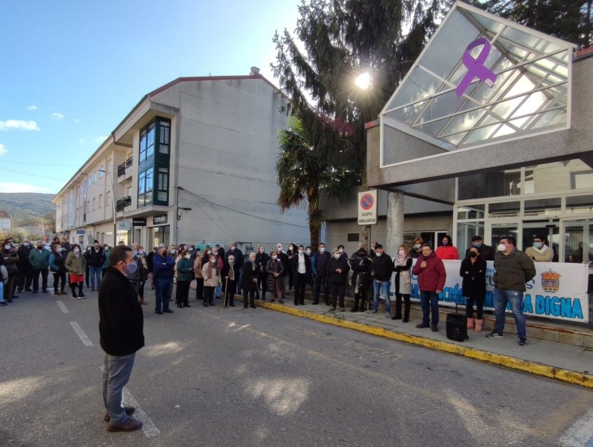 Concentración delante del Centro de Salud de Cuntis