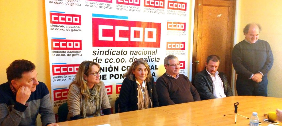 Representantes sindicales y trabajadores junto a ex trabajadores de Cogami
