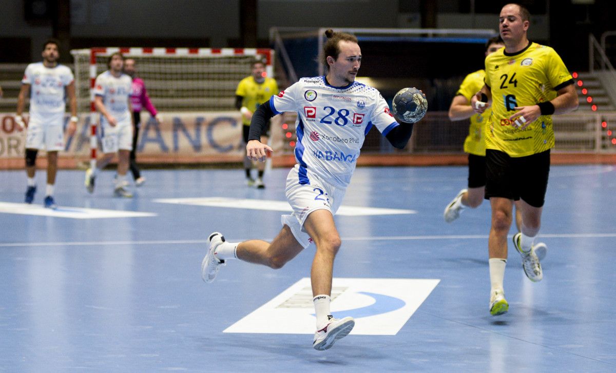 Dani López, no partido de División Honra Prata entre Cisne e Balonmano Soria no Pavillón Municipal