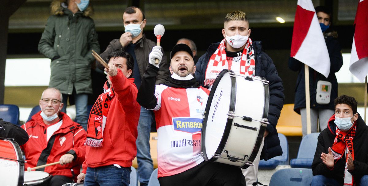 Aficionados del Arosa en el partido de liga en Pasarón ante el Pontevedra 