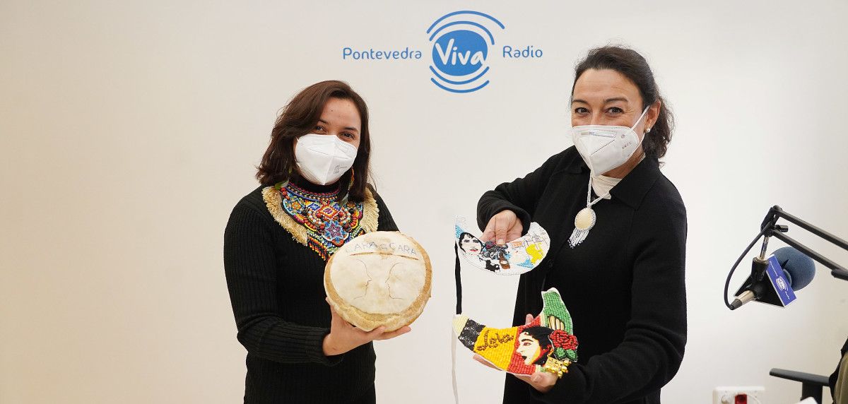 Vicenza Rincón Peralta con sus panes y collares artesanos en PontevedraViva Radio