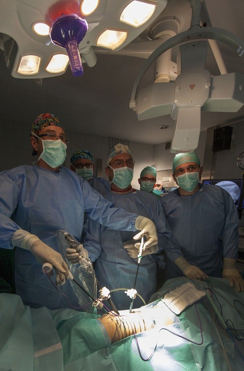 Un grupo de médicos durante unha operación cirúrxica