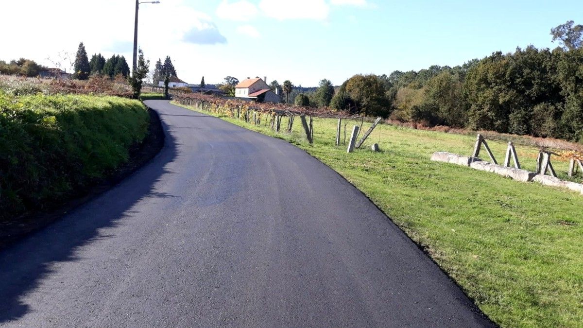 Novo asfaltado nunha estrada da parroquia de Santa Cruz de Lamas