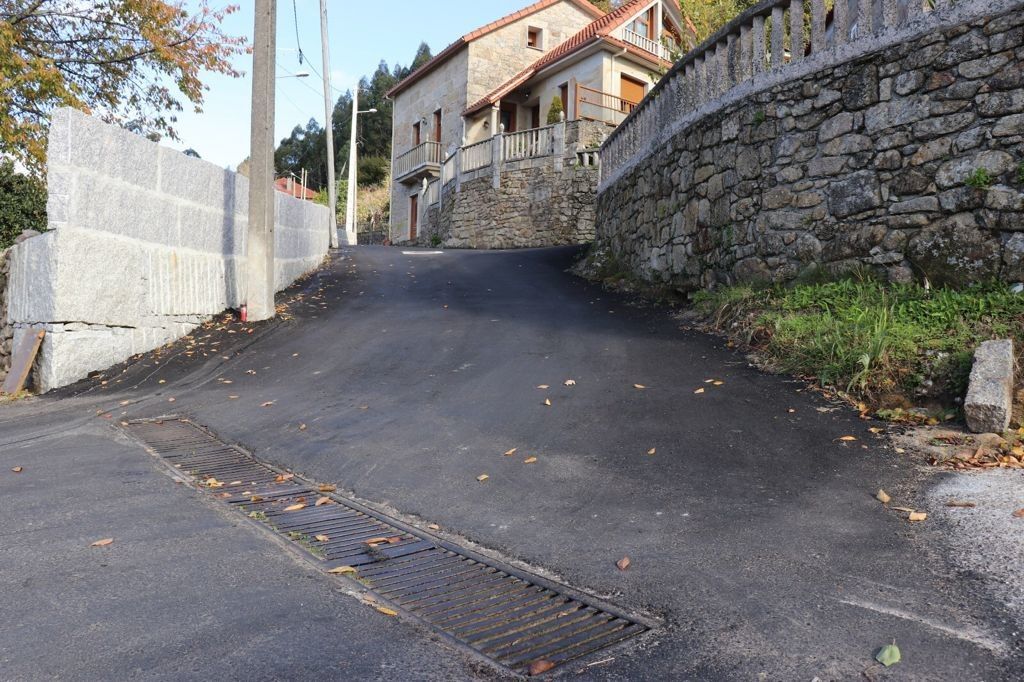 Finalizan las obras de ensanche del camino de Covas Alto