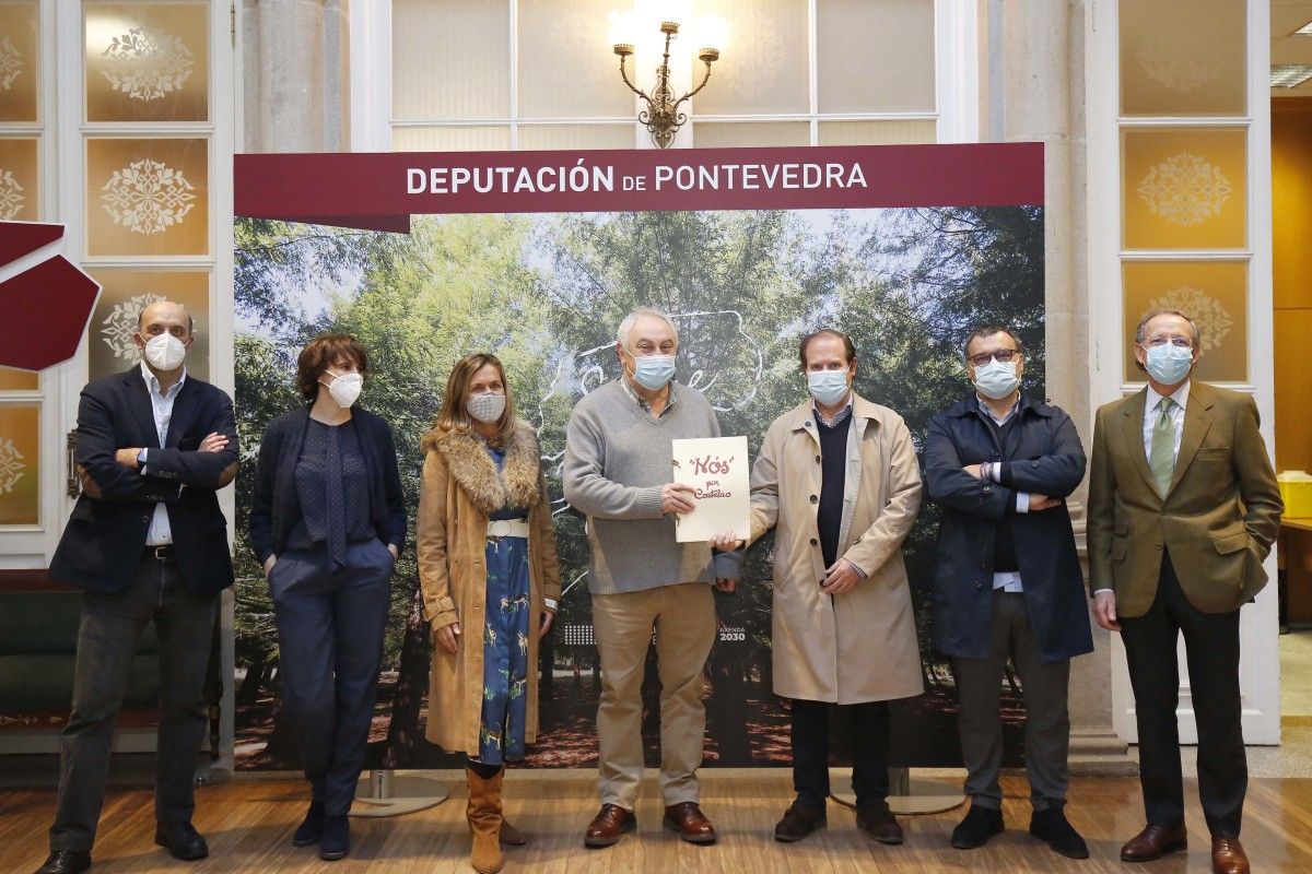 Domínguez Lino posa con César Mosquera, vicepresidente de la Deputación, con el 'Álbum Nós', de Castelao