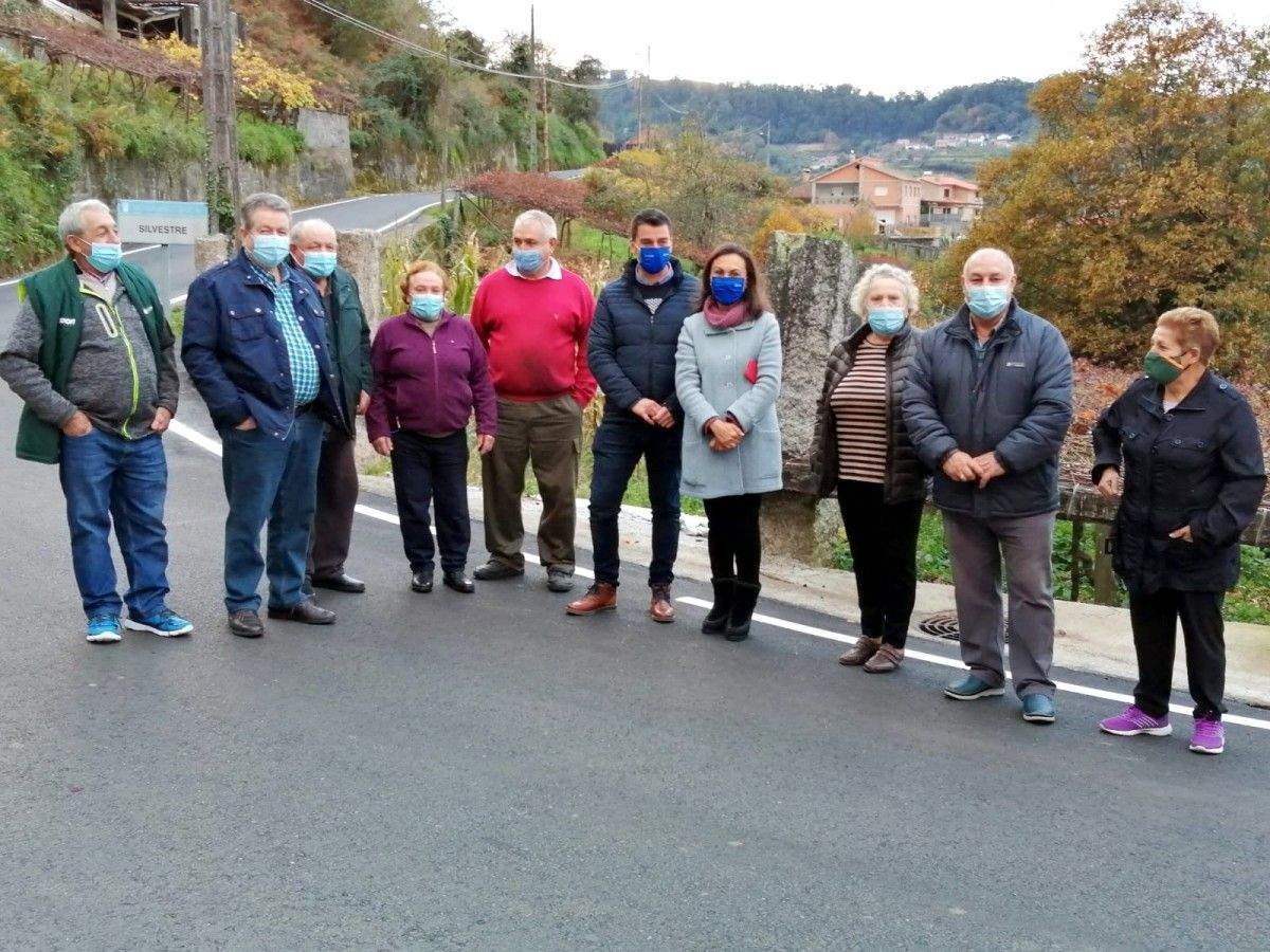 María Ramallo, alcaldesa de Marín, posa con veciñanza de San Silvestre no camiño asfaltado