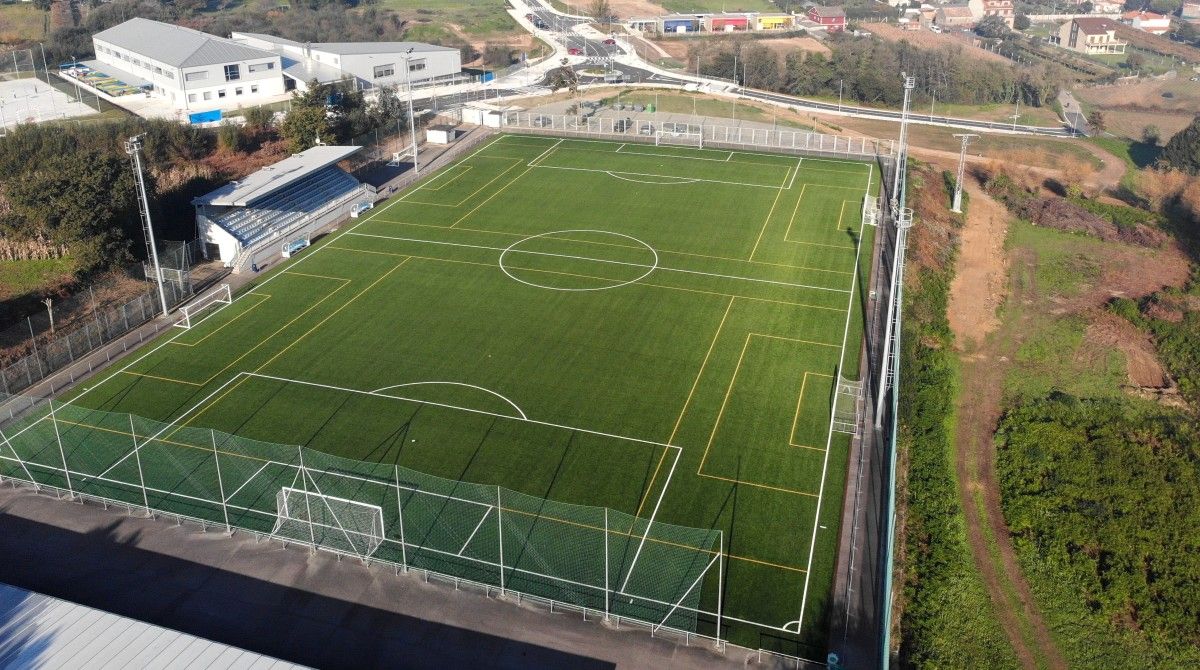 Campo de fútbol do Revel, en Vilalonga, tras a súa renovación