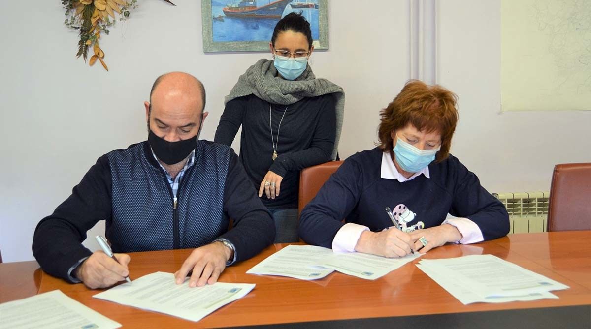 Firma del convenio entre el Concello y la federación de comerciantes
