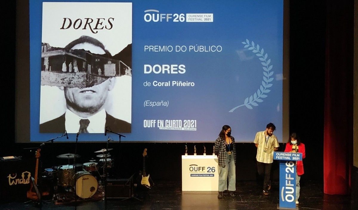 Entrega del premio del público al documental 'Dores', de Coral Piñeiro, en el Ourense Fim Fest