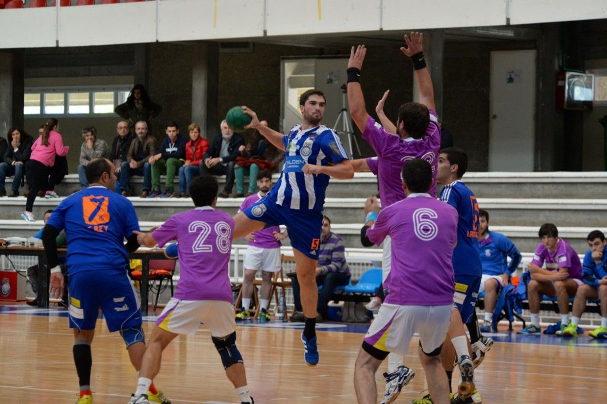 Partido entre BM Pontevedra y Bueu Atlético en el Municipal