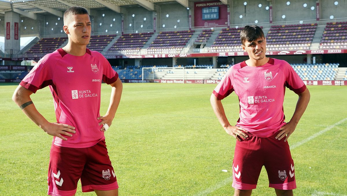 Samu Santos y Miguel Román, en un entrenamiento del Pontevedra en Pasarón