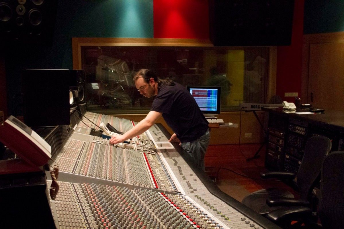 El ingeniero de sonido, Caco Refojo, trabajando en los estudios