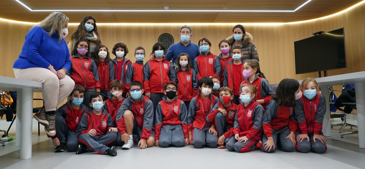Escolares do colexio San José, recibidos no Concello de Pontevedra polo alcalde Miguel Anxo Fernández Lores