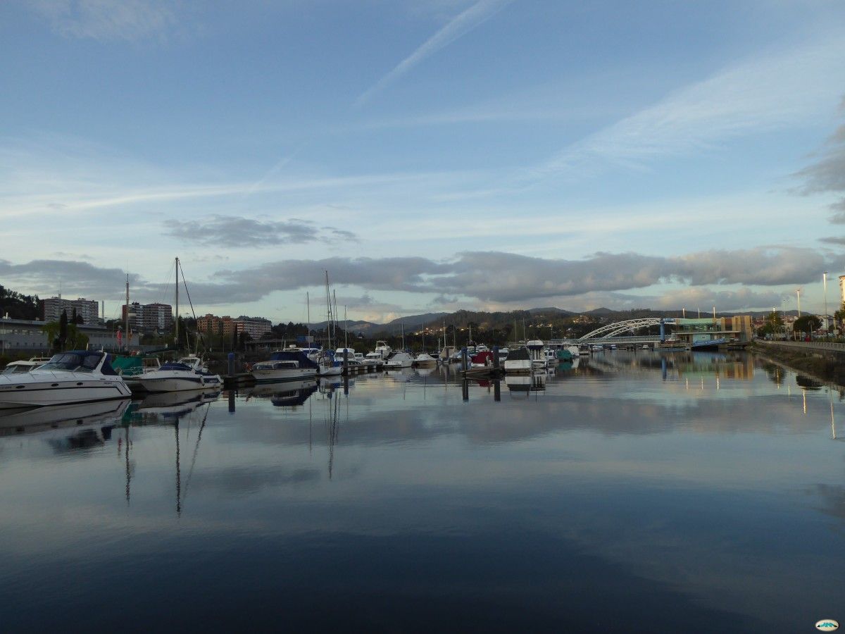 Zona del Club Naval de Pontevedra con nubes en el horizonte