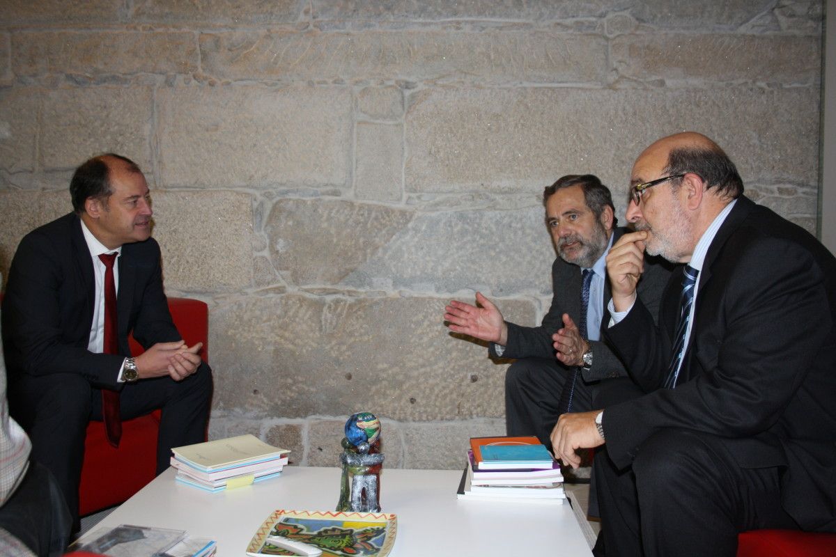 El rector de la Universidad de Vigo, Salustiano Mato y el gerente del CHOP, José Manuel González