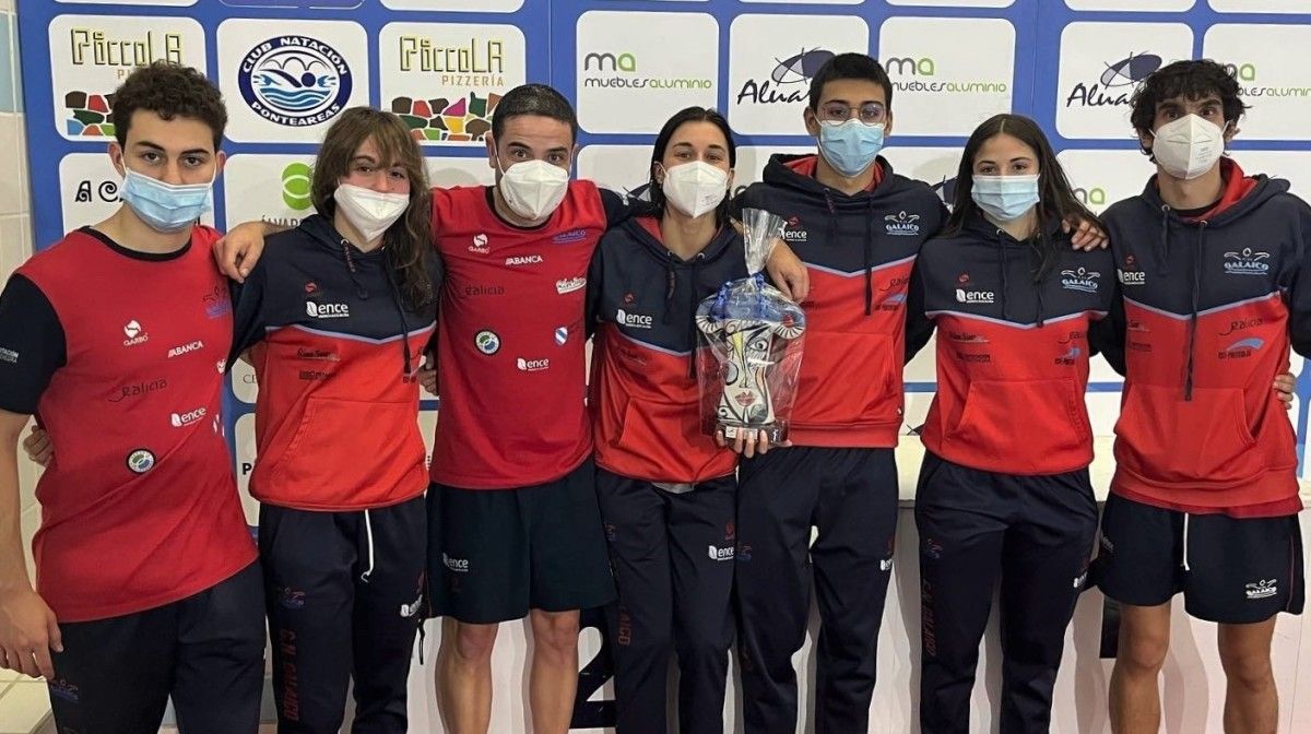 Equipo do CN Galaico co trofeo conseguido no Campionato Galego de Longa Distancia